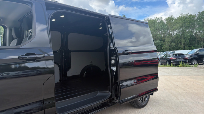 Ford Transit Custom 320 L2 Diesel Fwd 2.0 EcoBlue 136ps H1 Van Limited - Image 5